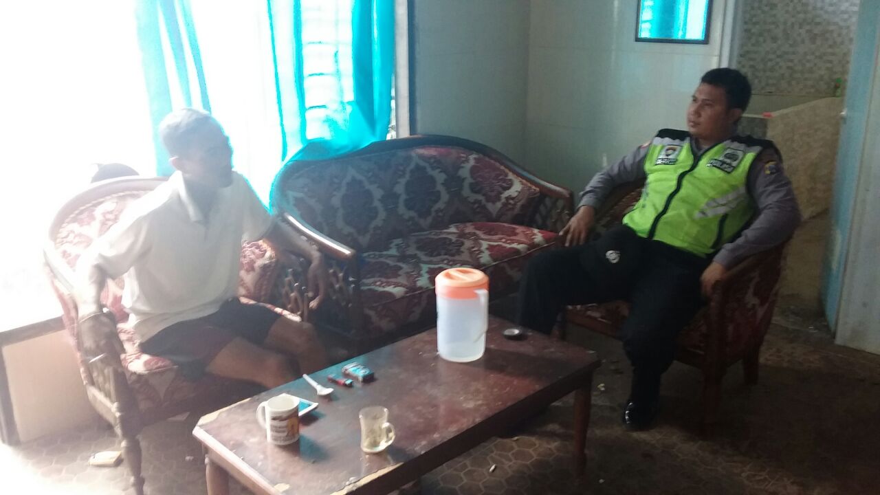 Anggota Bhabin Polsek Batu Polres Batu Sambang DDS Warga Bulukerto Desa Binaan