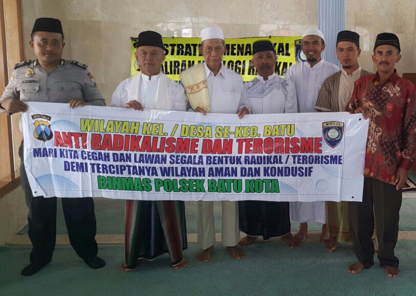 Anggota Bhabinkamtibmas Polsek Batu berikan penyuluhan tentang bahaya radikalisme Di Masjid Al Mutaqien