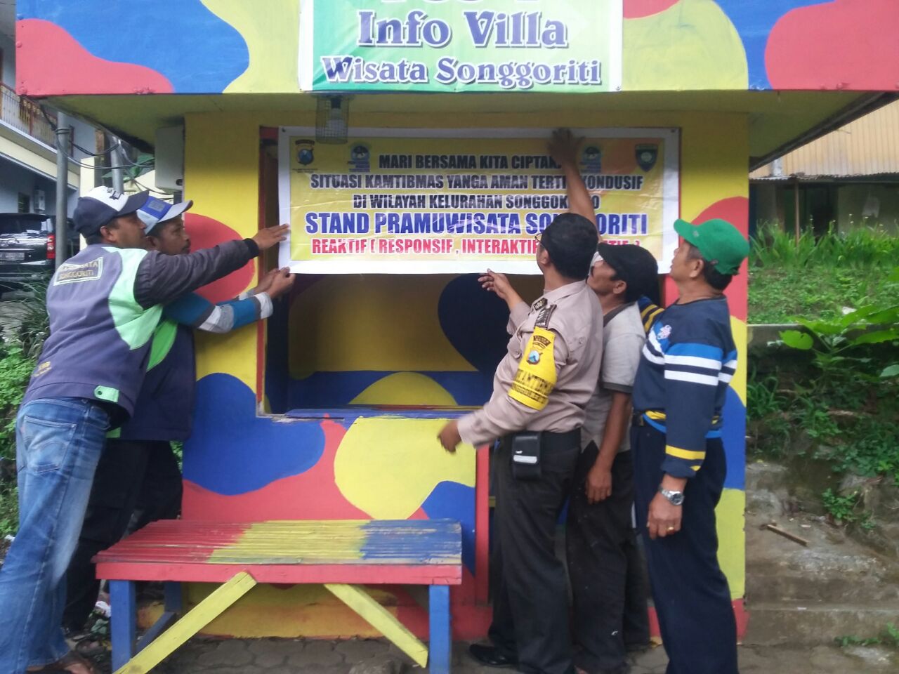 Anggota Polsek Batu Polres Batu  Ciptakan Pos Stand Ojek Pramuwisata Songgoriti Untuk Menjalin Sinergitas