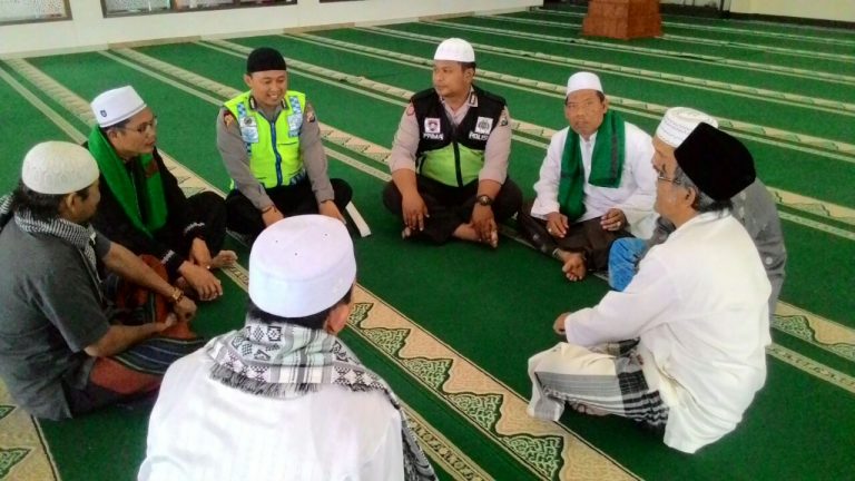 dalam rangka Harkamtibmas,Anggota Bhabinkamtibmas Polsek Batu Polres Batu Binluh Bintibmas Kepada Takmir Masjid
