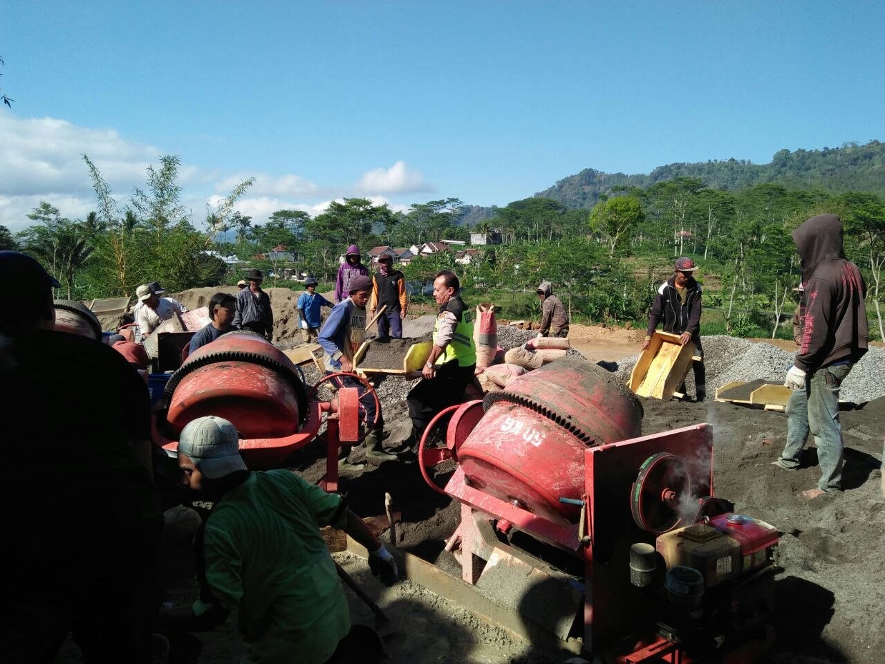 Bhabinkamtibmas Desa Waturejo Polres Batu hadiri  Kerja Bakit bersama warga 
