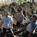 Gotong Royong Bedah Rumah Dilaksanakan Oleh Bhabinkamtibmas Polsek Ngantang Polres Batu