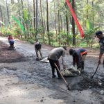 Bhabinkamtibmas Polres Batu Kerja Bakti Membersihkan Jalan Pasca Banjir Di Desa Bendosari