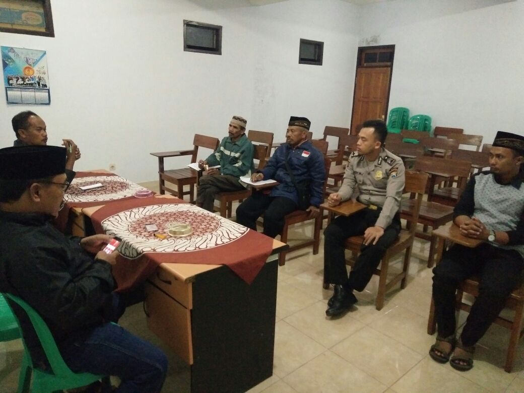 Anggota Bhabinkamtibmas Polsek Bumiaji Polres Batu Hadiri Rapat Koordinasi Dengan Panitia Bersih Desa Untuk Menjaga Kamtibmas Aman Kondusif