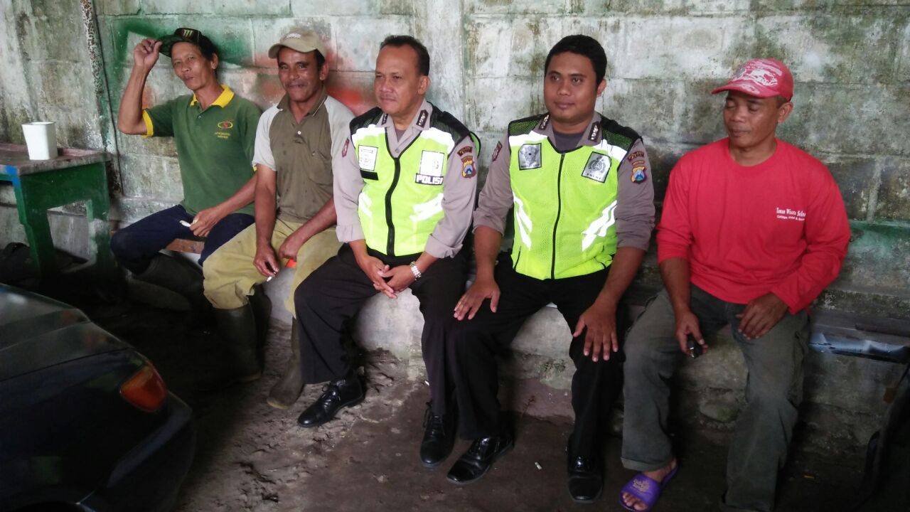 Anggota Polsek Ngantang Polres Batu Melaksanakan Kegiatan Patroli Dialogis di Taman wisata Selorejo Binluh Kepada Nelayan