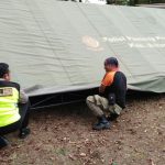 Anggota Polsek Ngantang Polres Batu Membantu Mendirikan Tenda Persiapan Jambore Pol PP se Wilayah Polsek Ngantang ke XV di Taman Wisata Selorejo