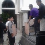 anggota Bhabinkamtibmas Desa Mulyorejo Polres Batu Gotong Royong bersama Warga Dusun Maron membangunan Masjid