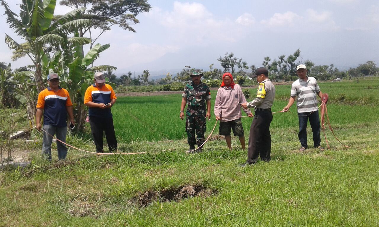 Bhabinkamtibmas Desa Pendem Polsek Junrejo Polres Batu Antisipasi Penyelewengan Dana Desa Turun ke Proyek Plengsengan.