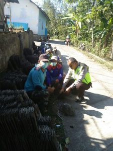 Bhabinkamtibmas Polres Batu Kerja Bakti Bedah Rumah Warga di Desa Sidodadi Juga Sampaikan Pesan Kamtibmas