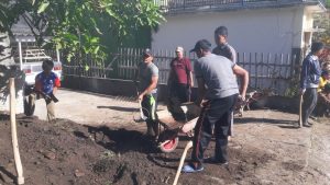 Anggota Bhabinkamtibmas Polsek Ngantang Polres Batu Giatkan Gotong Royong Bersama Warga Desa Binaan