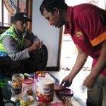 Anggota Bhabinkamtibmas Polsek Pujon Polres Batu Door To Door System Bersama Warga Desa Binaan