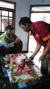 Anggota Bhabinkamtibmas Polsek Pujon Polres Batu Door To Door System Bersama Warga Desa Binaan