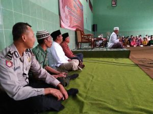 Anggota Bhabinkamtibmas Polsek Junrejo Polres Batu Bersama 3 Pilar Giatkan Pengajian Umum Sambut Awal Tahun