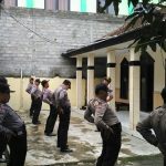 Tingkatkan Kedisiplinan Anggota, Polsek Ngantang Polres Batu Melaksanakan apel pagi di lanjutkan Stretching sebelum Dinas
