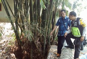 Anggota  Polsek Batu Kota Polres Batu Cek Proyek Dana Desa Tahun 2017 Pembangunan Tanggul Penahan Air