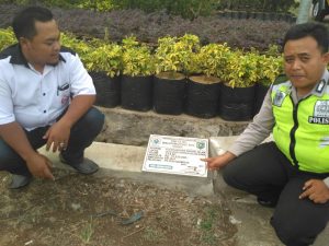 Anggota Bhabinkamtibmas Polsek Batu Polres Batu Tinjau Proyek Irigasi Sawah Di Desa Binaan