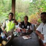 Anggota Bhabinkamtibmas Desa Sumberagung Polsek Ngantang Polres Batu Sambang Ke Orang Asing Asal Perancis Yang Tinggal Di Wilayah Ngantang