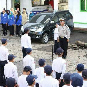 Ajak Pelajar Tertib Berlalu lintas, Satlantas Polres Batu Pimpin Upacara Di Sekolah