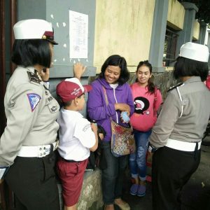 Para Anggota Srikandi Satlantas Polres Batu Binluh Kepada Petugas Keamanan Yang Ada Sekolahan