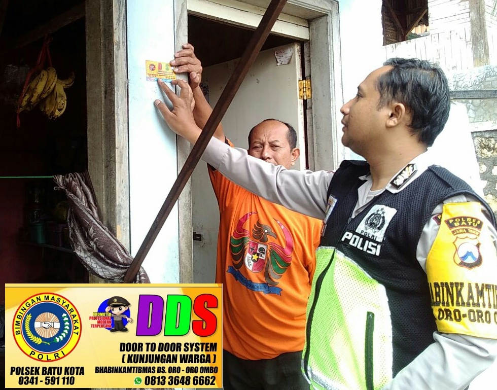 Anggota Bhabinkamtibmas Desa Oro Oro Ombo Polsek Batu Polres Batu Melaksanakan Kegiatan Door To Door System Sambang ke Pedagang Pracangan