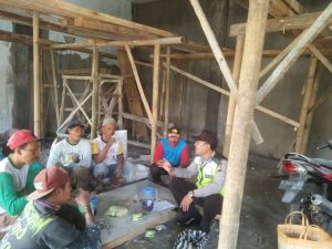 Anggota Bhabinkamtibmas Polsek Bumiaji Polres Batu Kunjungi Proyek Pembangunan Balai Dusun Dan Berikan Himbauan kamtibmas Kepada Pekerja Proyek