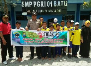 Anggota Bhabinkamtibmas Polsek Batu Polres Batu Pasang Banner Himbauan Di Sekolahan SMP PGRI 01 BATU
