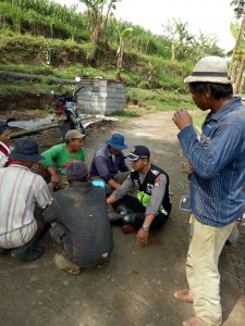Bhabinkamtibmas Polres Batu Bantu Kerja Bhakti Bersihkan Jalan Pasca Banjir Di Bendosari