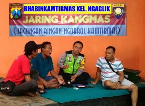 Anggota Polsek Batu Polres Batu Giatkan Sambang Dialogis Ajak Warga Jagongan Ringan Ngobrol Kamtibmas (Jaringan Kangmas)