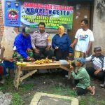 Bhabinkamtibmas Kel. Songgokerto Polsek Batu Kota Bripka Junaedy Salam melaksanakan kegiatan Sambang dan Tilik Desa kepada warga masyarakat di lingkungan Jalan.Flamboyant