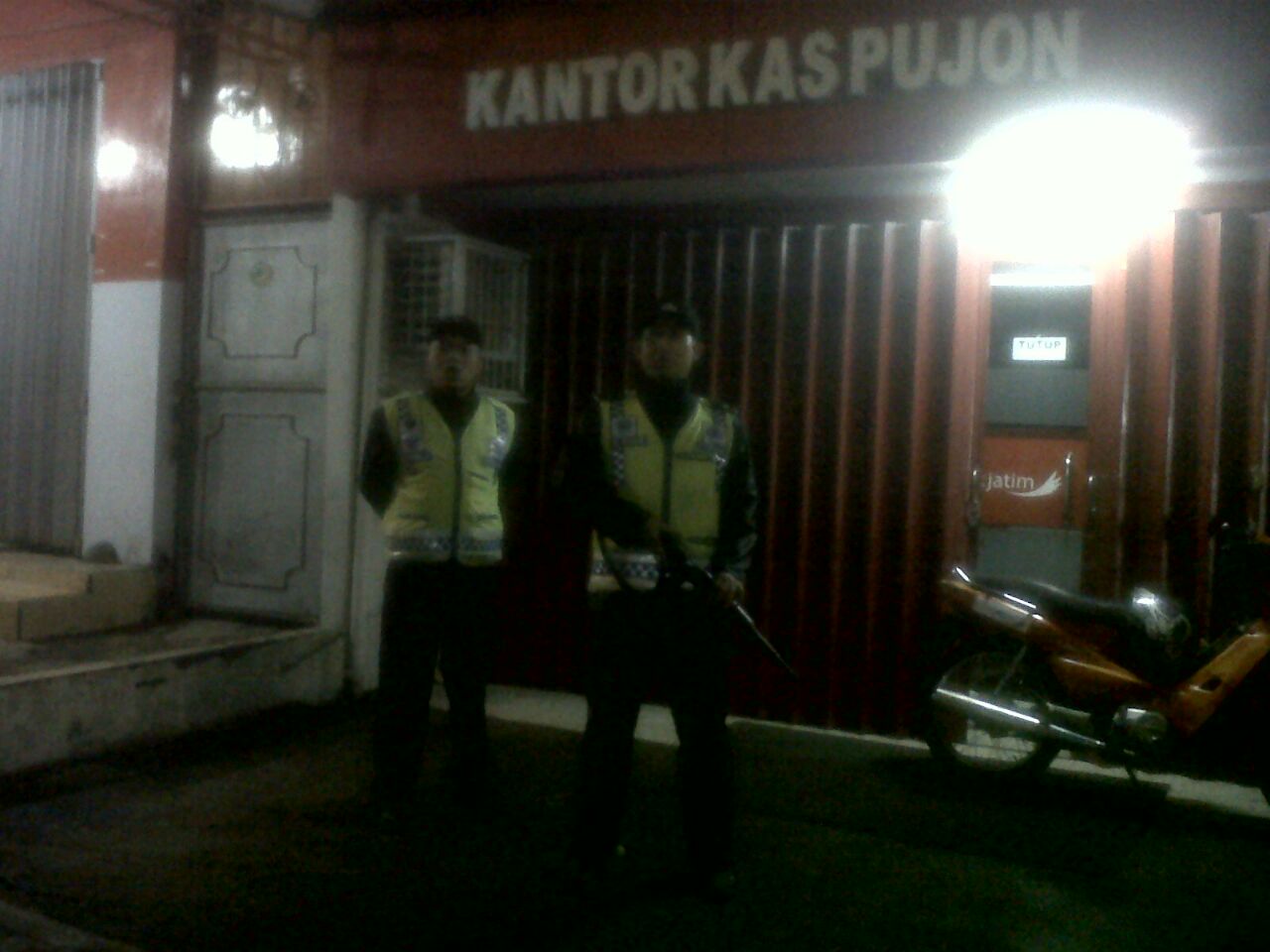 Unit Patroli Anggota Polsek Pujon Polres Batu Lakukan Patroli Malam Ciptakan Situasi Aman Kondusif di Wilayahnya