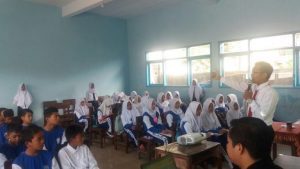 Anggota Reskrim Polsek Pujon Polres Batu Sosialisasikan Bahaya Penyalahgunaan Narkoba Kepada Siswa Siswi SMP Islam Pujon