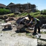 Anggota Bhabinkamtibmas Polsek Pujon Polres Batu Giat Kerja Bakti Bersama Warga Desa Binaan