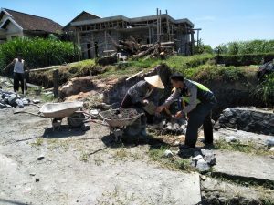 Anggota Bhabinkamtibmas Wiyurejo Polsek Pujon Polres Batu Giat Kerja Bakti Bersama Warga Desa Binaan