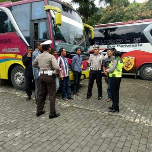 Anggota Satlantas Polres Batu Binluh Kepada Pengemudi Bus Pariwisata