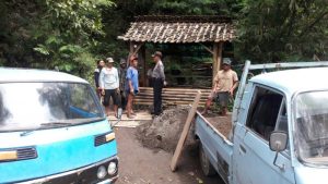 Anggota Bhabinkamtibmas Polsek Junrejo Polres Batu Sambang  Sosialisasi Ke Tempat Penambang Pasir