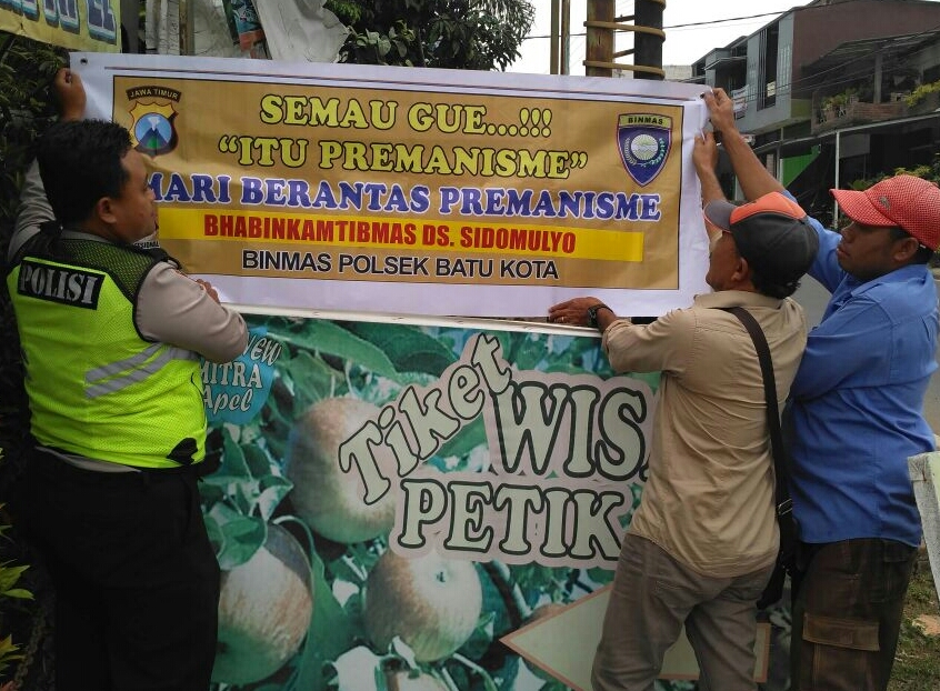 Para Anggota Bhabinkamtibmas Polres Batu Pasang Banner Himbauan Cegah Aksi Premanisme