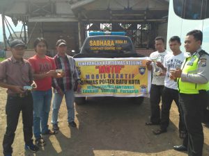 Anggota Bhabinkamtibmas Polsek Batu Polres Batu Penerangan Kamtibmas Keliling Dalam Rangka Membangun Partisipasi Masyarakat