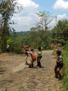Bhabinkamtibmas Polsek Ngantang Polres Batu Turut Serta Membersihkan Bambu Tumbang