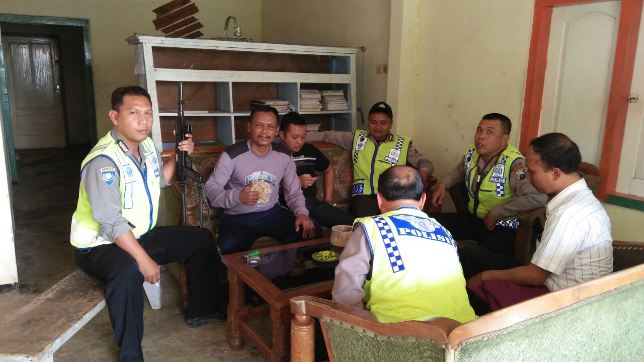 Anggota Polsek Ngantang Polres Batu hadir di tengah – tengah masyarakat memberikan Binluh 1×24 jam di Desa Ngantru dan dilanjutkan Patroli dialogis