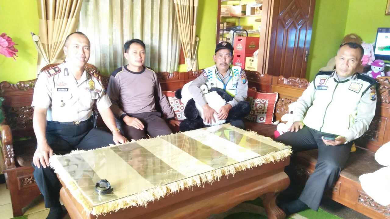 Giat patroli dan binluh yang dilaksanakan oleh Kapolsek Ngantang bersama anggota  Ke Tomas Desa Sidodadi