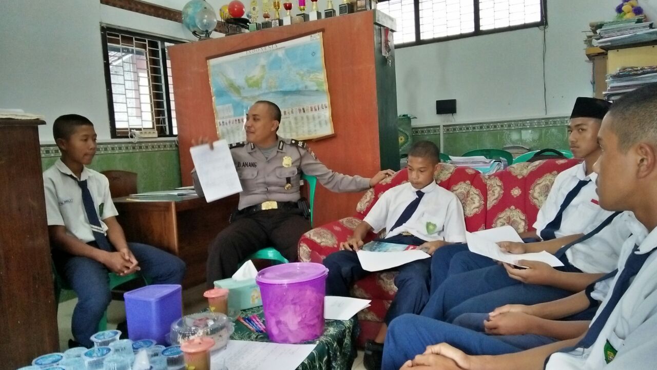 Anggota Polsek Ngantang Polres Batu Melaksanakan Giat Binluh ke MTs Sidodadi