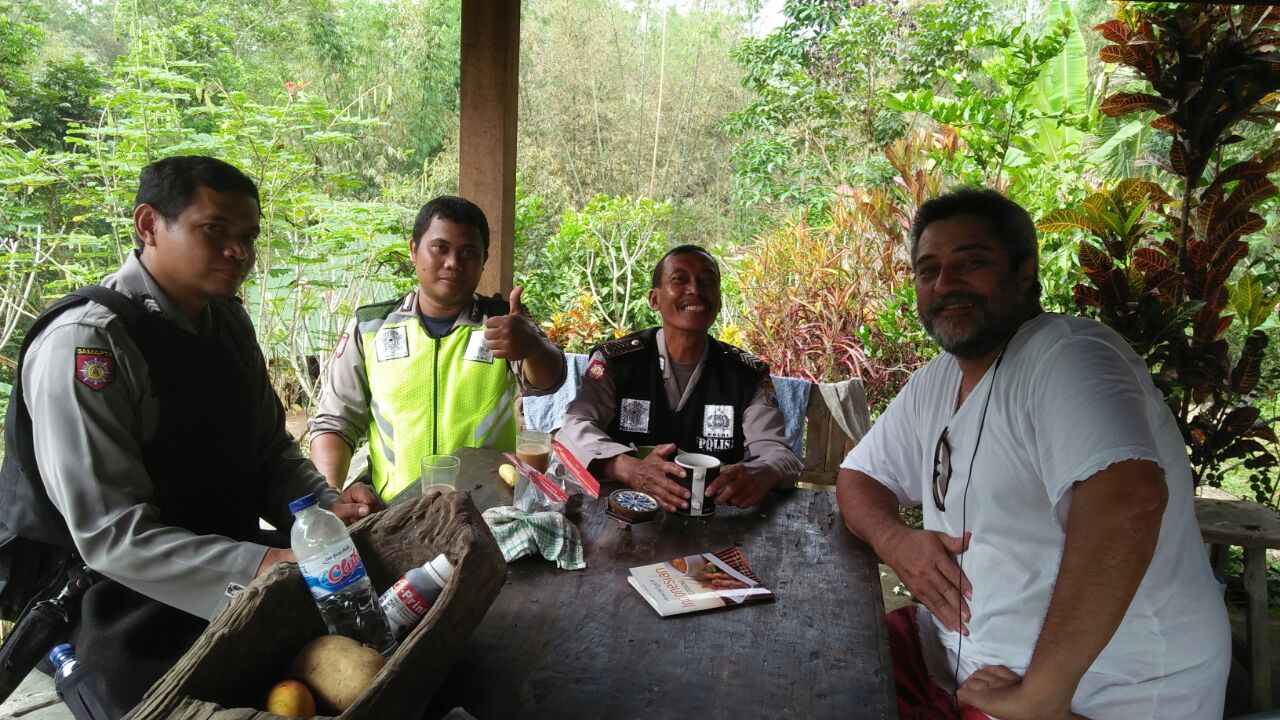 Para Anggota Bhabinkamtibmas Desa Sumberagung Polsek Ngantang Polres Batu Sambang Ke Orang Asing Asal Perancis Yang Tinggal Di Wilayah Ngantang