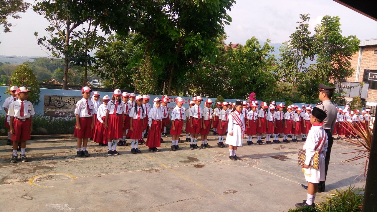 Anggota Bhabin Polsek Junrejo Polres Batu Memimpin Upacara Sekolah SD