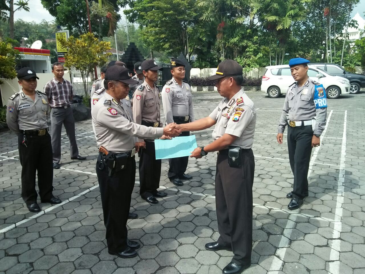 Kapolsek Junrejo Polres Batu memberikan Reaword Kepada KSPK atas Ungkap Kasus Curat di Perum Mutiara Regency.