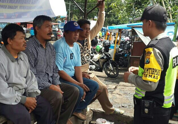 Anggota Binmas Polsek Batu Polres Batu Patroli Sambang DDS Dengan Warga Dan Serap Aspirasi Masyarakat