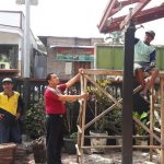Bhabin Polsek Ngantang Polres Batu Kawal ADD Lakukan Rehab Teras Kantor Desa Purworejo