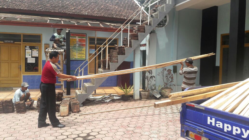 Binmas Polsek Ngantang Polres Batu Melaksanakan Rehab Teras Kantor Desa 