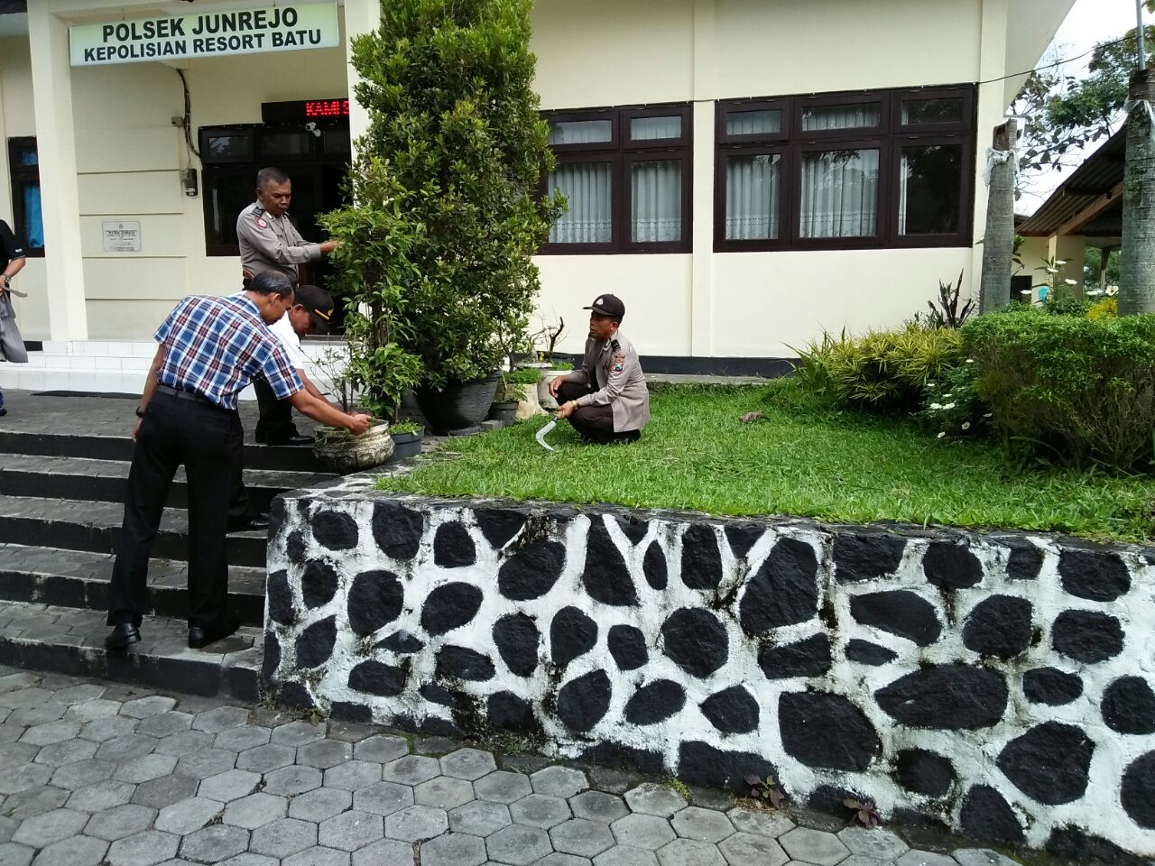 Anggota Polsek Junrejo Polres Batu melaksanakan bersih bersih dilingkungan Mako.