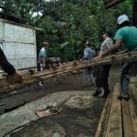 Bhabinkamtibmas Polsek Kasembon Polres Batu beesama Babinsa Gotong Royong membantu bedah Rumah.