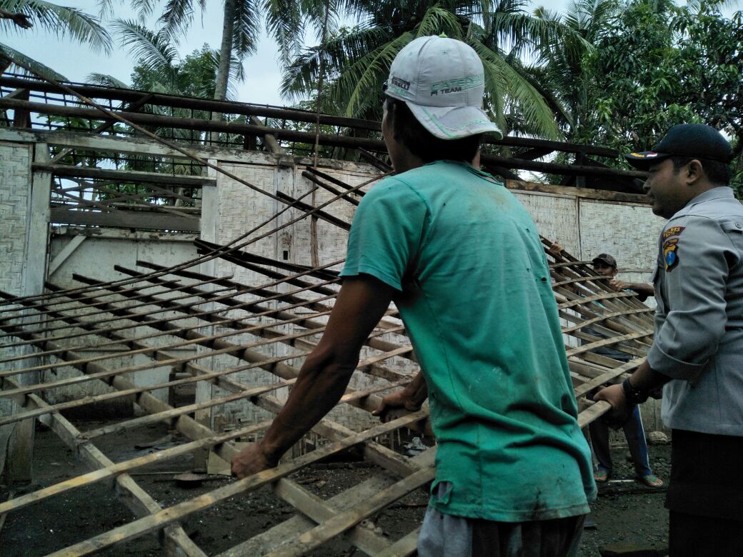 Bhabinkamtibmas Polsek Kasembon Polres Batu Bersama Babinsa, Gotong Royong Membantu Bedah Rumah Warganya 
